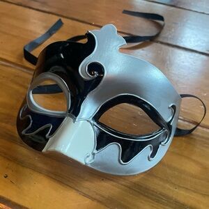 Masquerade Mask in black and silver